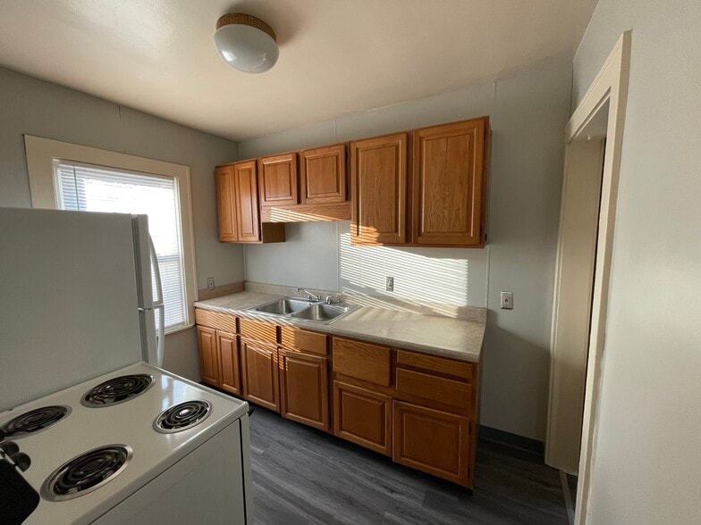 1st kitchen view - 1299 Harpst St