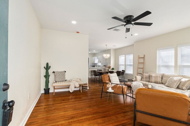 Building Photo - 102 E Val Verde St