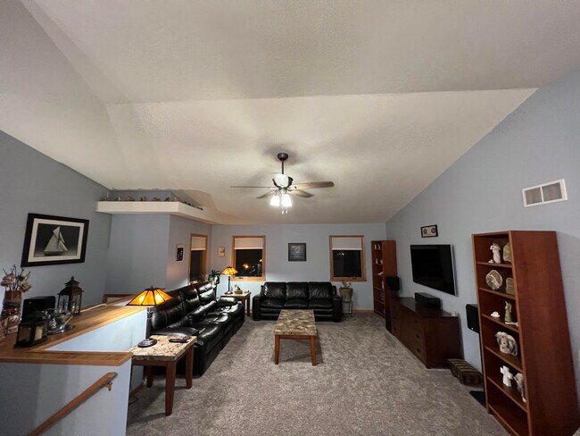 Building Photo - 611 Wellington Dr