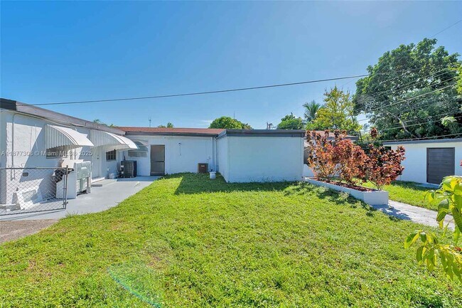 Building Photo - 6130 SW 32nd St