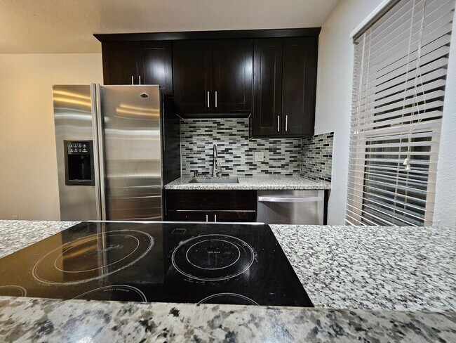 Building Photo - Beautiful 2 Bed Condo