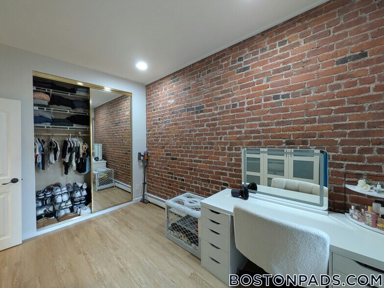 Building Photo - 390 Riverway