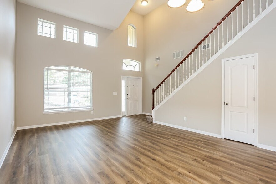 Building Photo - 3740 Briar Ln