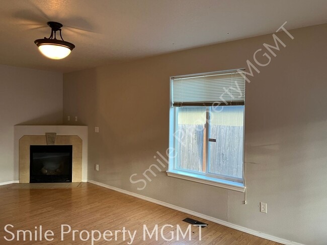 Building Photo - Great location