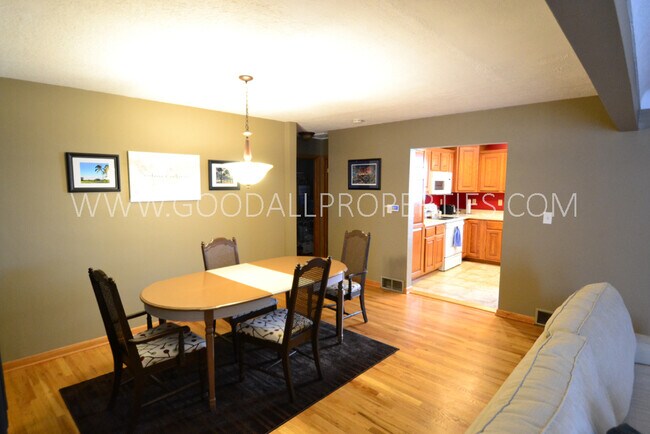 Building Photo - 3 Bedroom 2 bath Ranch home in Urbandale with a fenced in yard