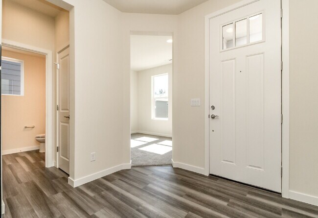 Building Photo - Scenic Auburn Living with Modern Comfort & Easy Seattle/Tacoma Access