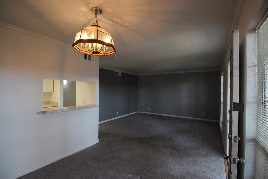 Building Photo - 8401 N New Braunfels Ave