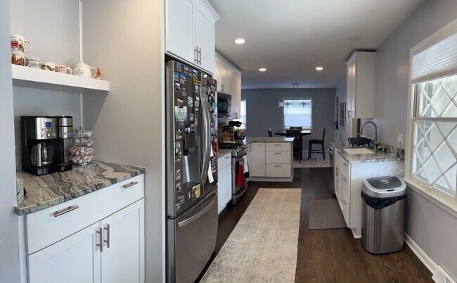 Building Photo - 8445 N Greenvale Rd