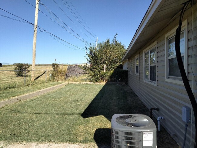 Building Photo - 4609 NW Ozmun Ave