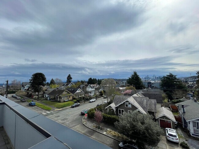 Building Photo - 4-Star Green Built 3-bed, 2 bath Modern Townhome with Views!