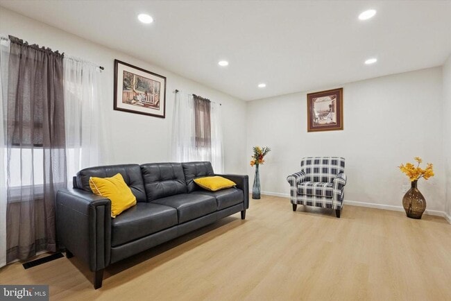 Building Photo - 127 Toledo Ln