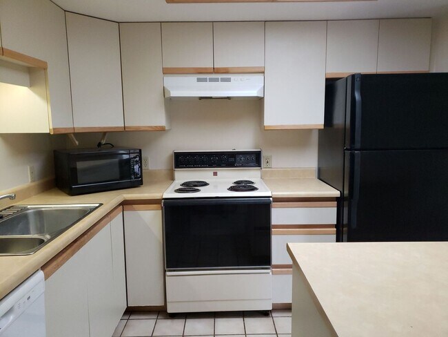 Building Photo - Maui Banyan - 1 bd 1 bath unfurnished unit. Available 12/1/2025