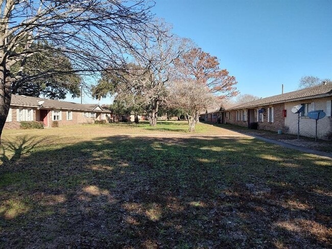 Building Photo - 2000 Bahama Dr