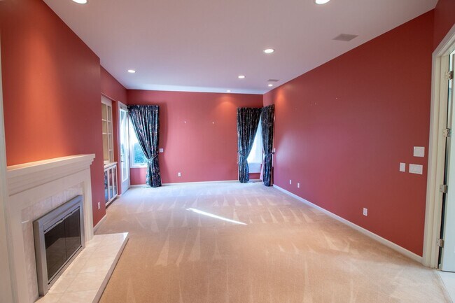 Building Photo - 4bd/4ba Bellevue Home