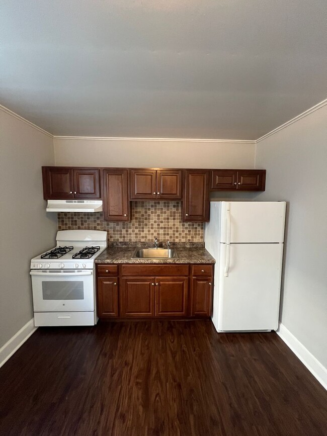 Building Photo - AVAILABLE AUGUST - Remodeled Studio Apartm...