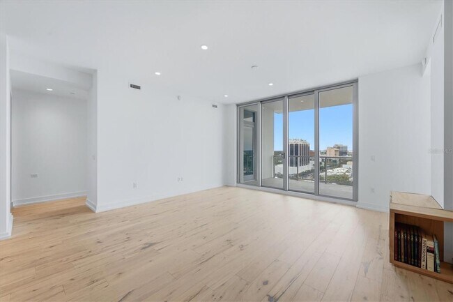 Building Photo - 111 S Pineapple Ave