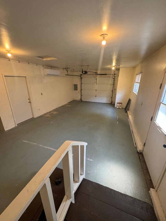 Building Photo - Charming Pet Friendly House 2 Bedroom/1.5 ...