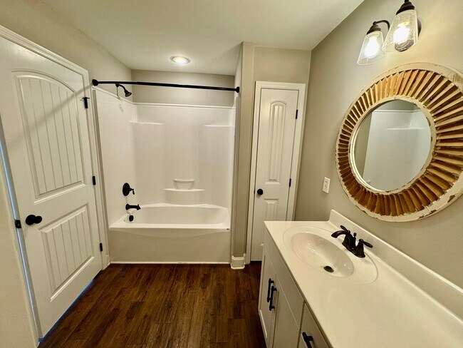 Building Photo - Nice Home Centrally Located in Athens!