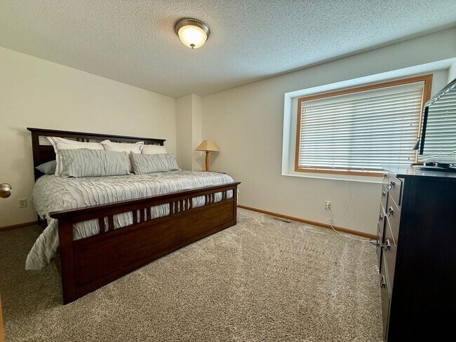 Building Photo - Lovely 3BR/3BA Otsego End Unit Townhome Available June!