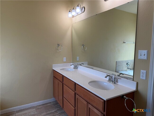 Building Photo - 409 Cross Dr.