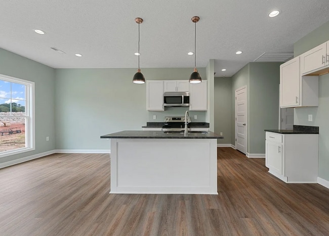 Building Photo - 2583 Cedrus Ave