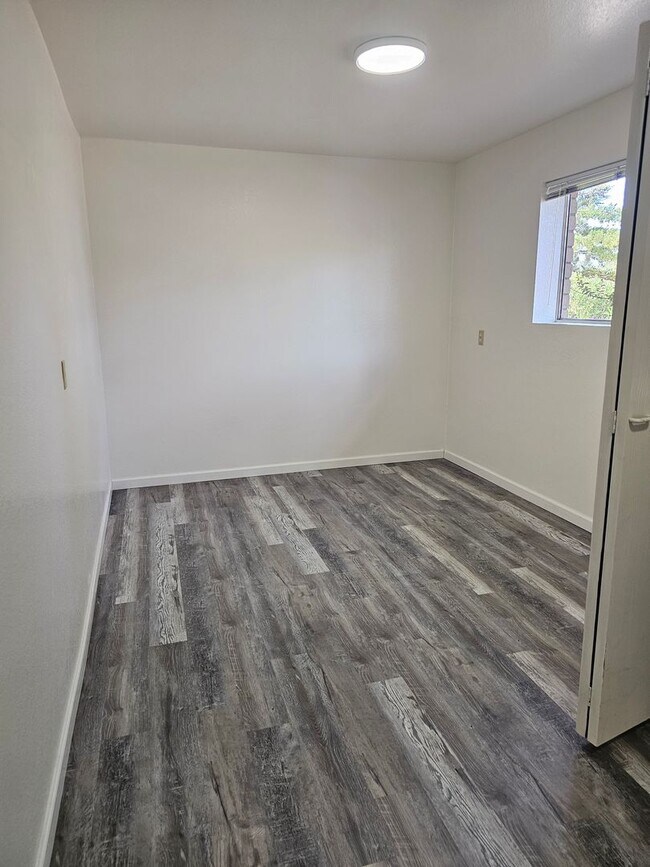 Building Photo - Big backyard right in the center of town!!!