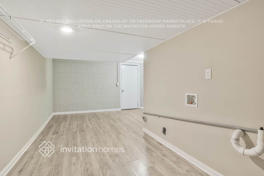 Building Photo - 2300 Pebble Rock W