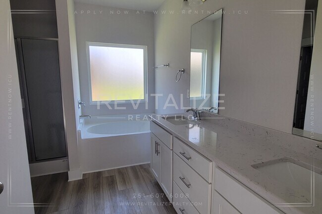 Building Photo - Modern 4BR/3BA Home Near Gulf Shores