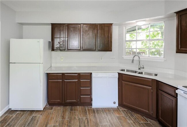 Building Photo - 1700 Waterloo Trl