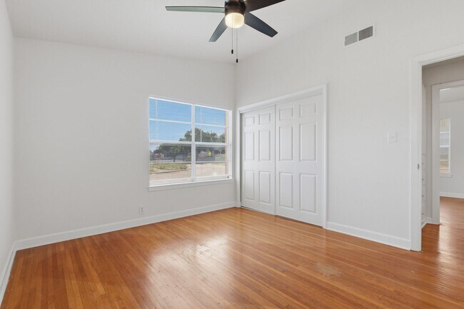 Building Photo - Prime North Central Location!