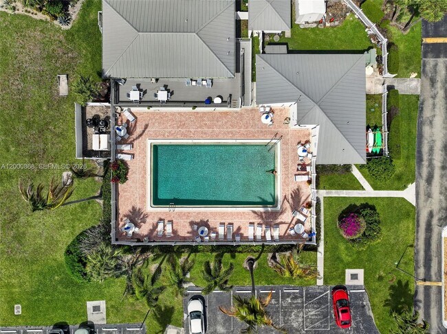 Building Photo - 9425 S Ocean Dr