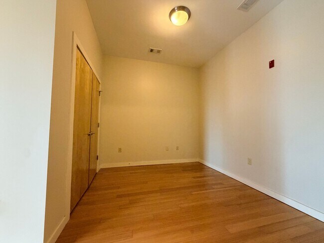 Building Photo - 1706 18th Ave S