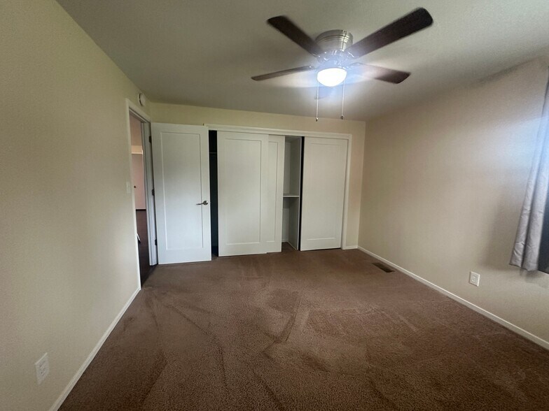 Building Photo - 4055 Royal Oak Dr