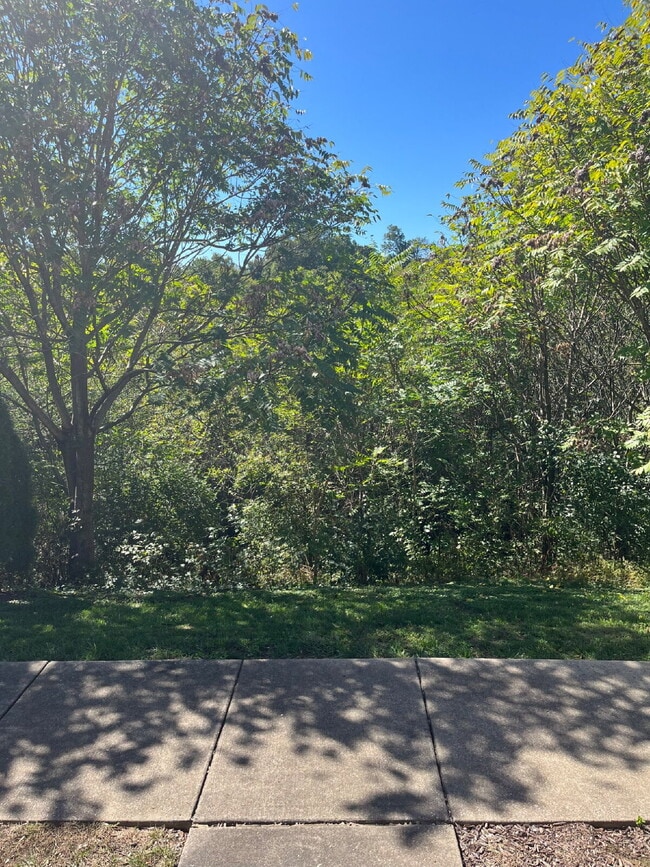 Building Photo - "Charming 2-Bed Townhouse Retreat with 2.5...