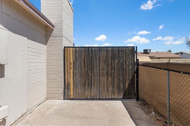 Building Photo - 7422 W Turney Ave