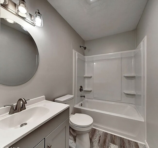 Building Photo - 2 Bedroom/ 1 Bath Duplex convenient locati...