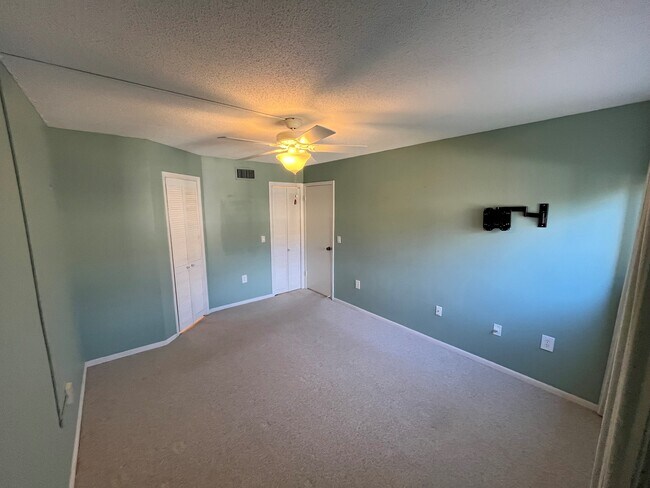 Building Photo - 995 La Guna Dr