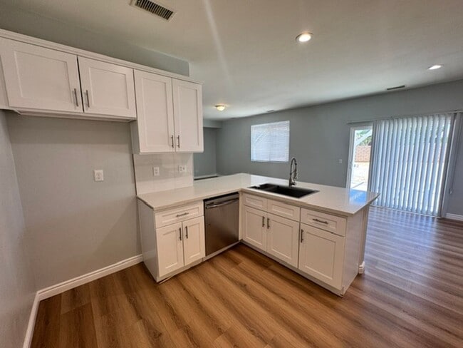 Building Photo - Gorgeous Remodeled 3+2 - $2975