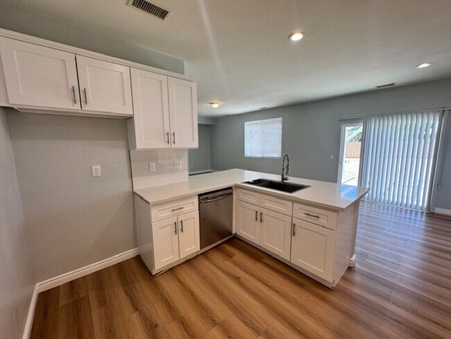Building Photo - Gorgeous Remodeled 3+2 - $3000