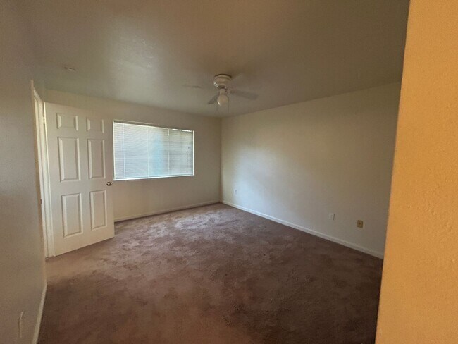 Building Photo - Spacious Halfplex