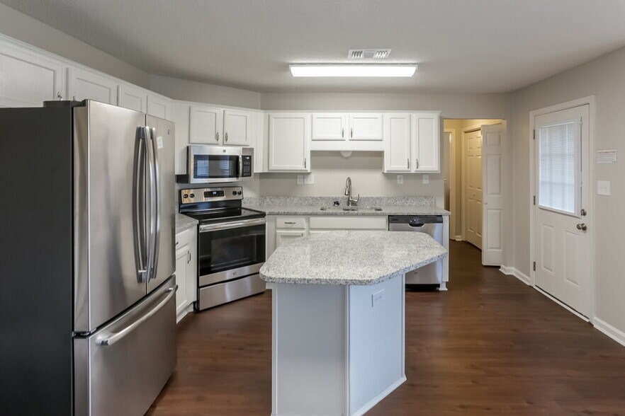 Building Photo - 4881 Phipps Dr