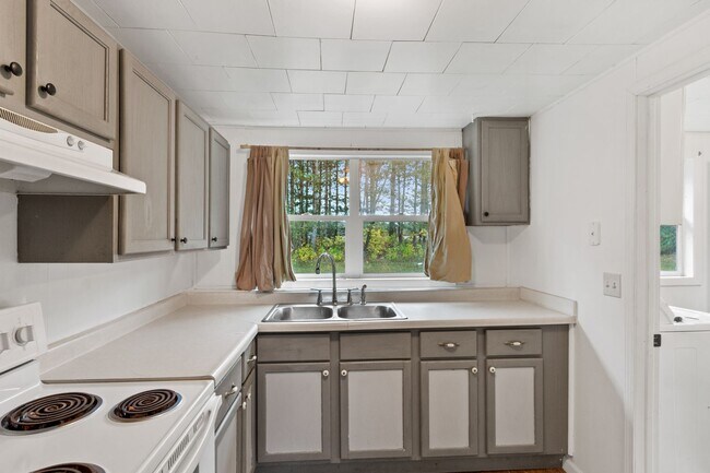 Building Photo - 2 Bedroom House