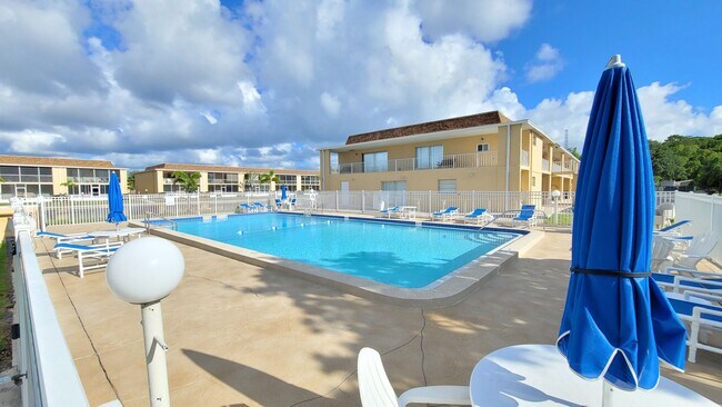 Building Photo - Best 55+ Complex in Merritt Island 3/2 open floor plan.