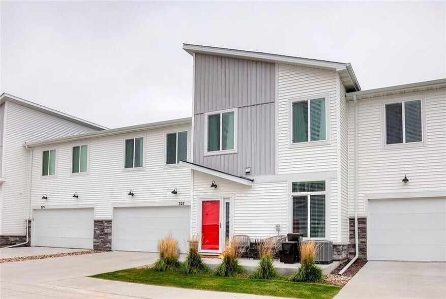 Building Photo - 327 NE Otter Dr