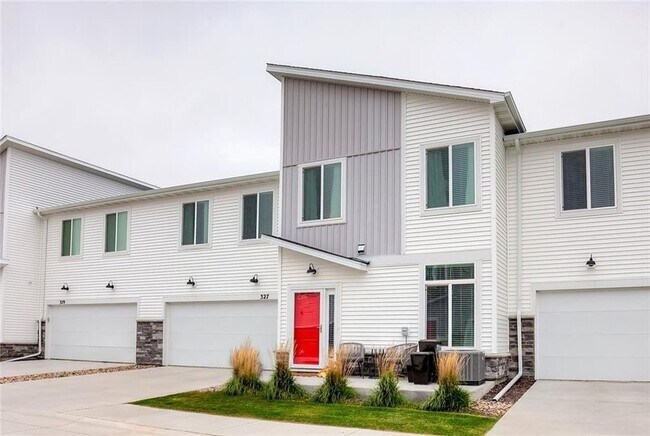 Building Photo - 327 NE Otter Dr