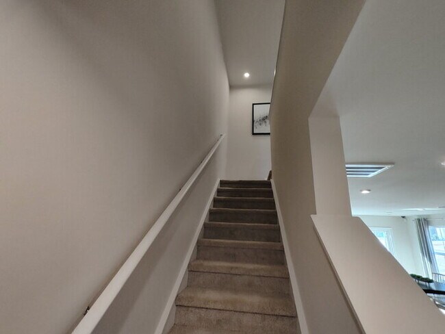 Building Photo - 104 Filly Ln