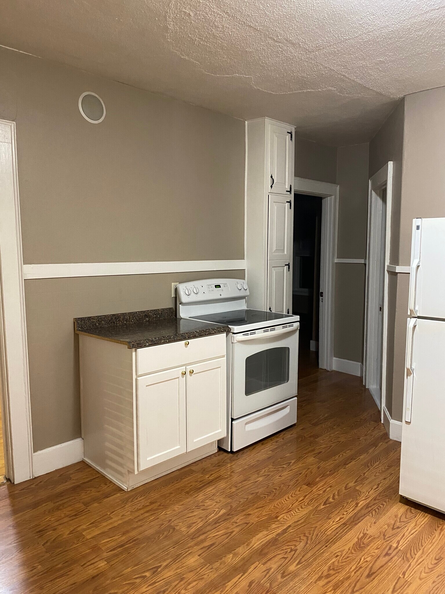 Building Photo - 527 Champlain St