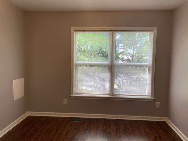 Building Photo - 206 W 15th St