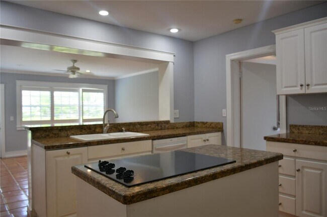 Building Photo - 3012 W Fair Oaks Ave