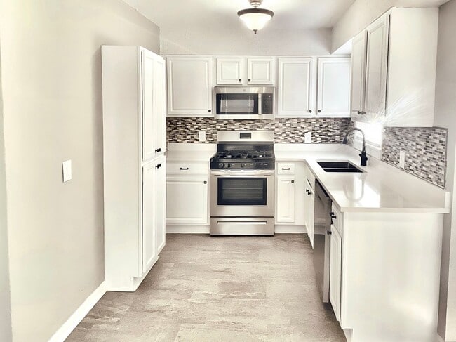 Building Photo - Charming Jenks Home with Vintage Character...